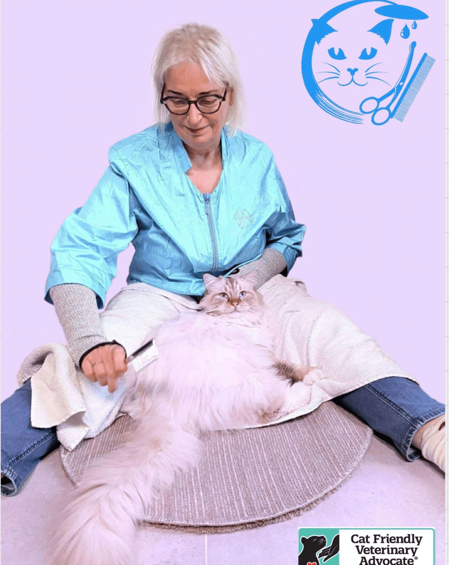 Kattenoppas Ingrid Nuijten met een witte kat